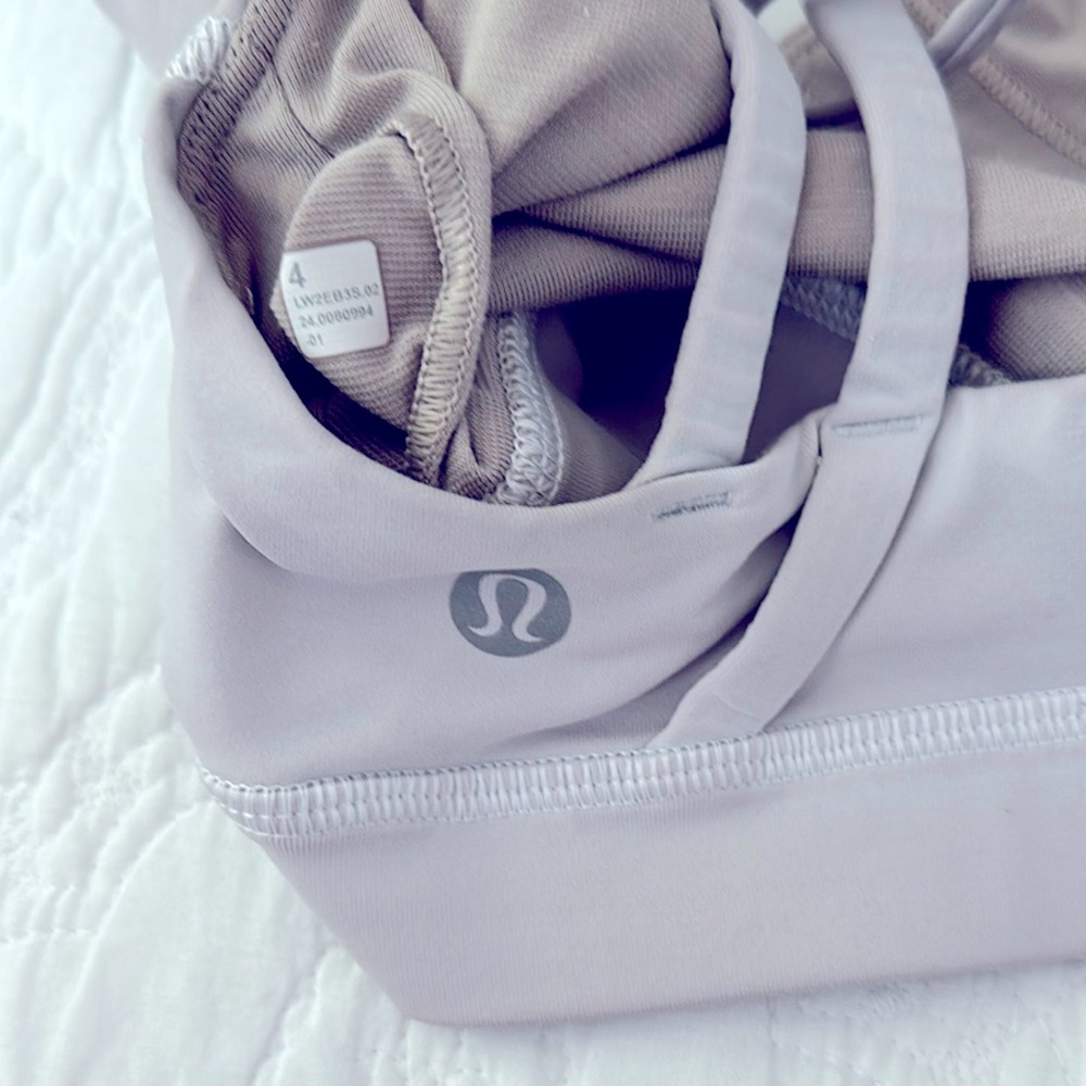 Lululemon Sports Bra Size 4 Lavender Pale Light Purple Strappy Back READ - Picture 4 of 4